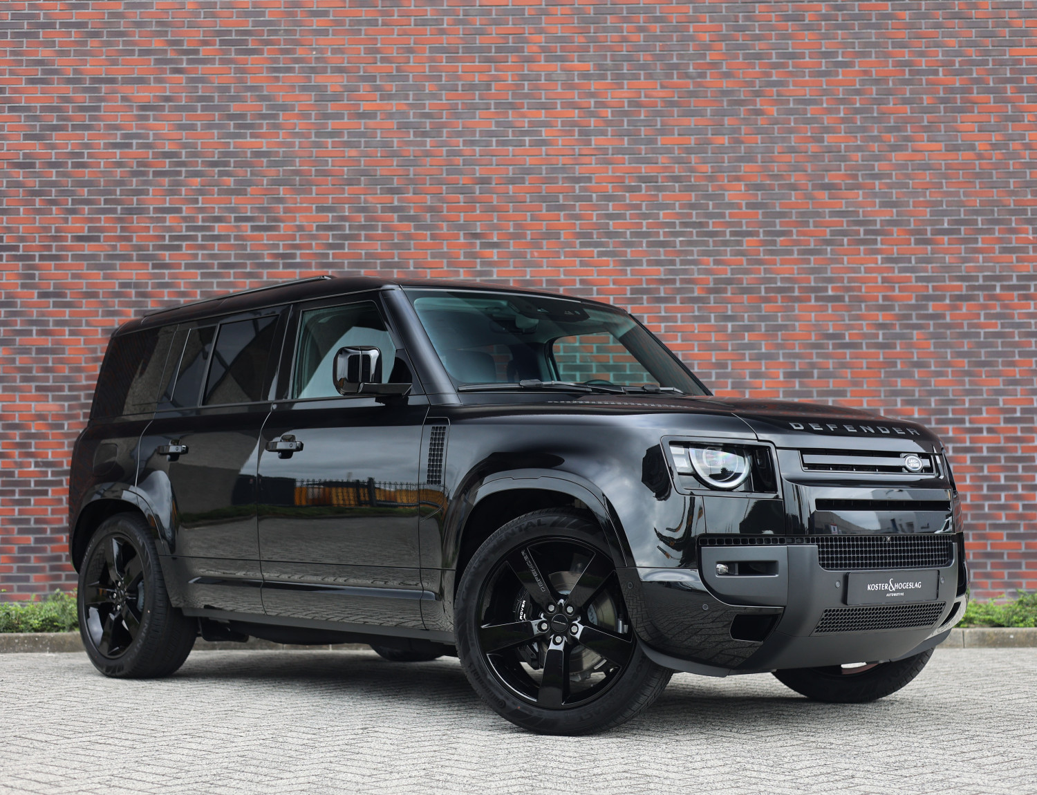 Land Rover Defender P300e X-Dynamic HSE
