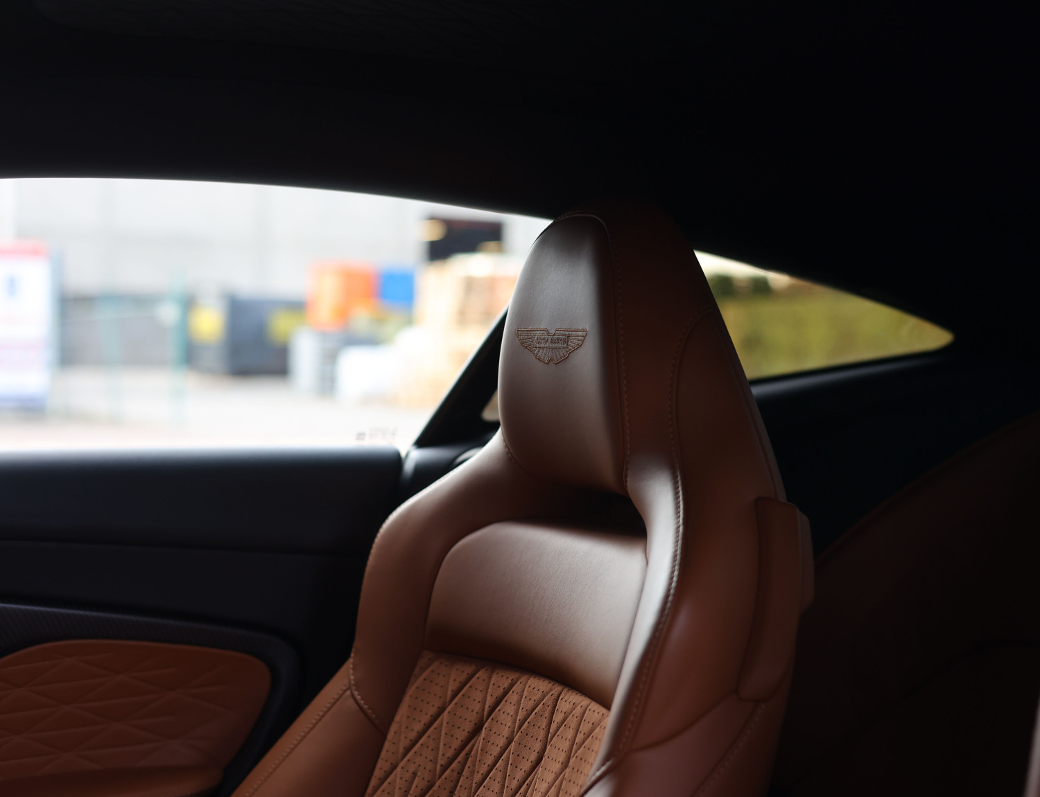 Aston Martin DB12 4.0 V8 Aston Martin DB12 4.0 V8