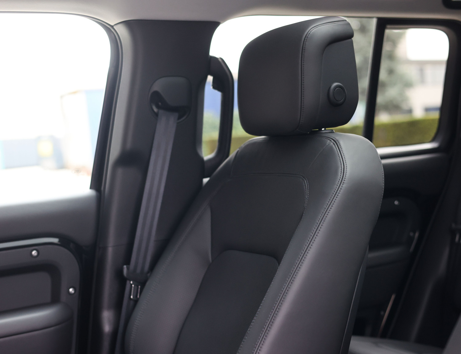 Land Rover Defender P300e X-Dynamic HSE