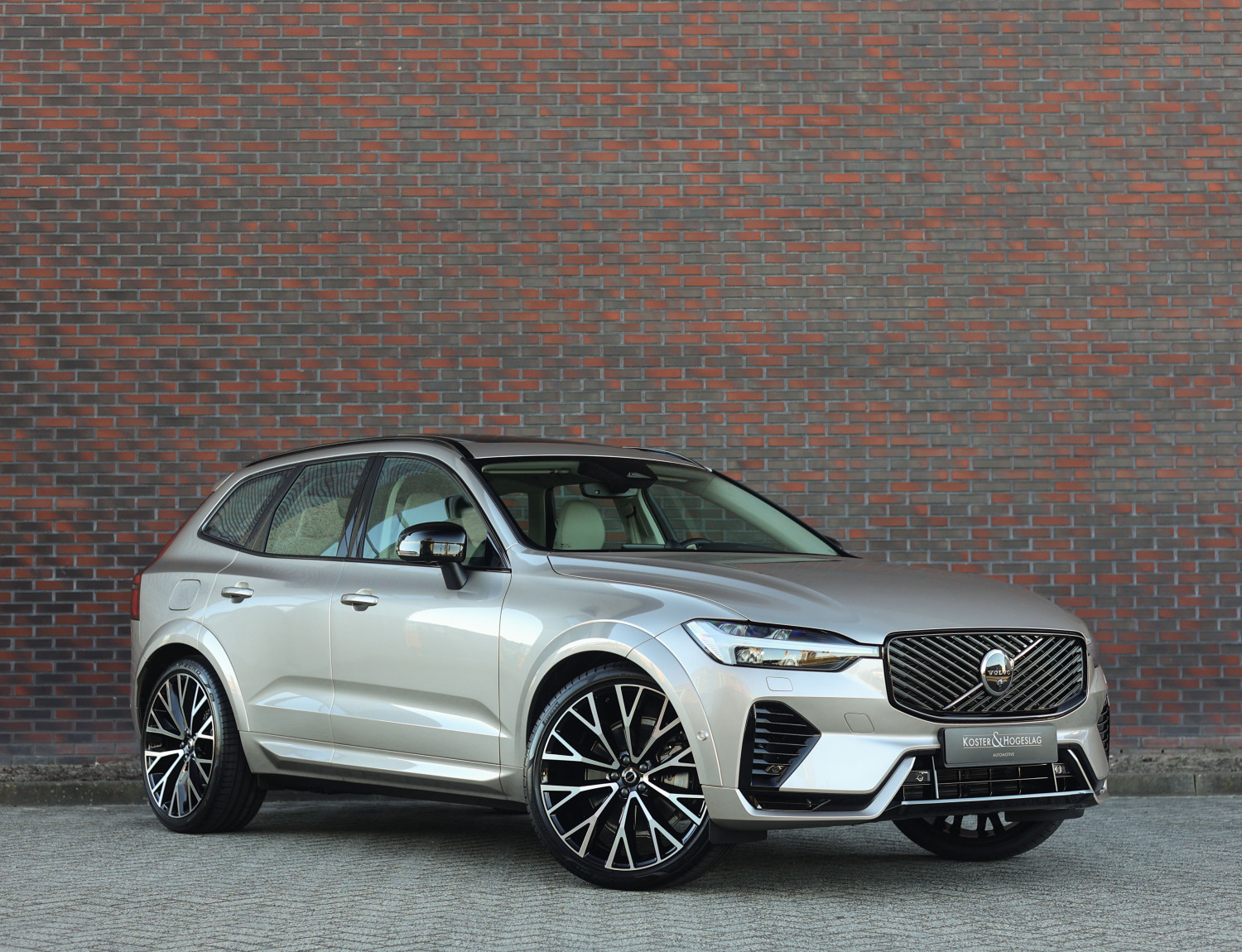 Volvo XC60 T8 AWD Ultra Dark