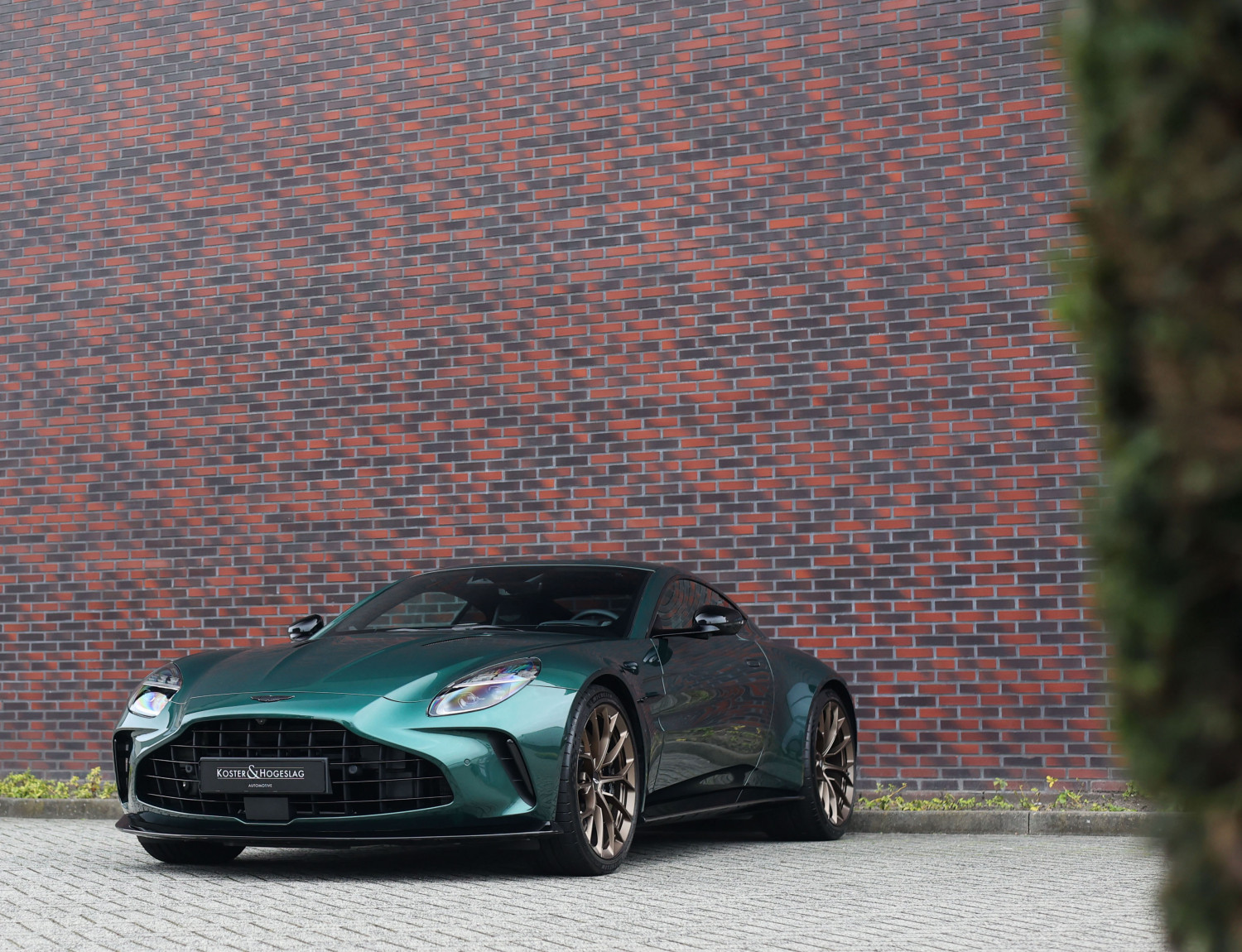 Aston Martin Vantage V8