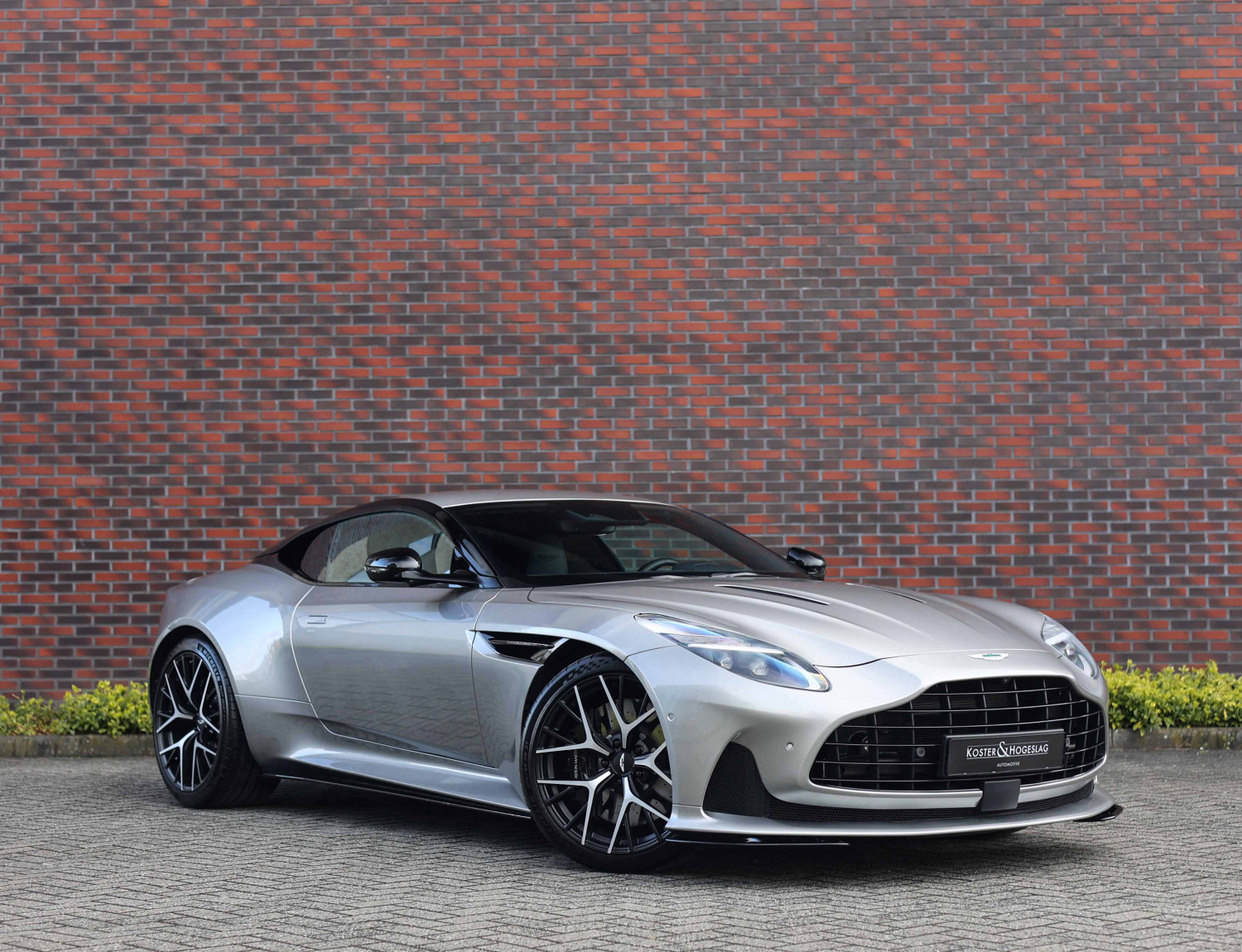 Aston Martin DB12 4.0 V8