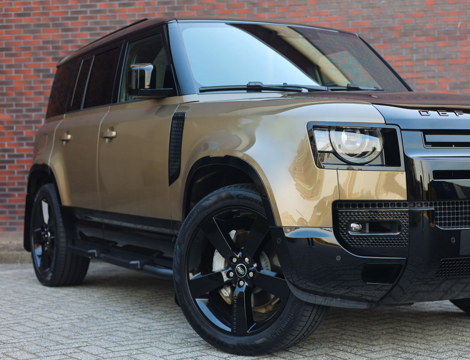 Land Rover Defender P300e X-Dynamic SE