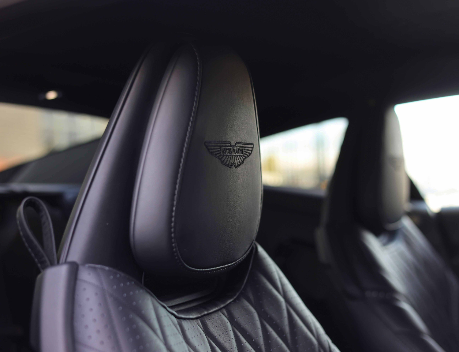 Aston Martin DB12 4.0 V8 Aston Martin DB12 4.0 V8