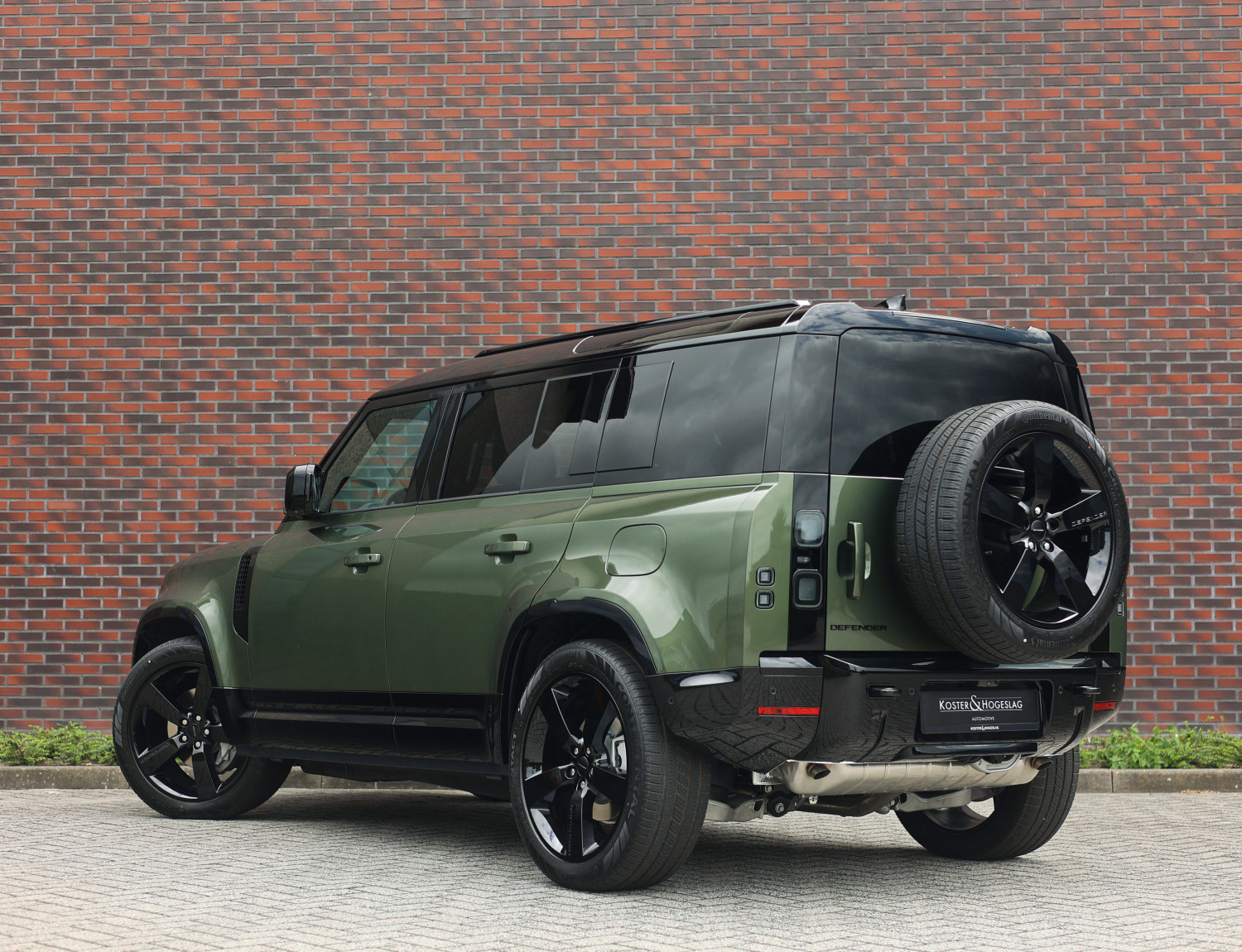 Land Rover Defender 110 P300e X-Dynamic SE