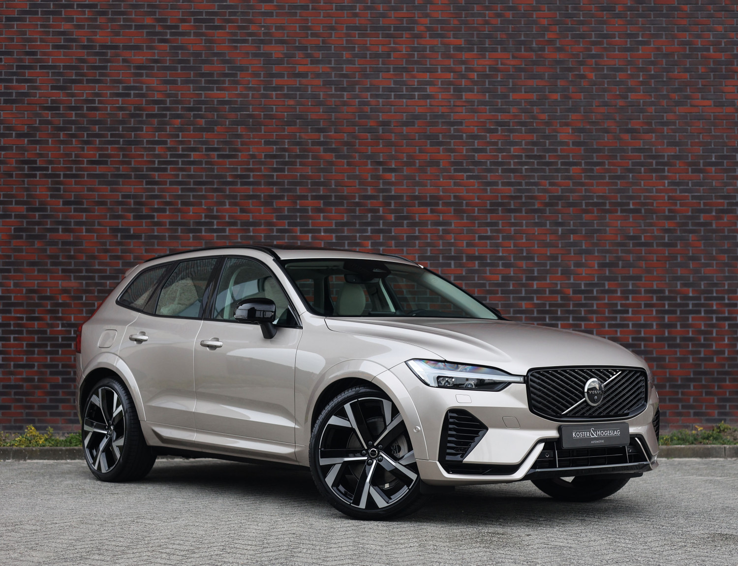 Volvo XC60 T8 AWD Ultra Dark