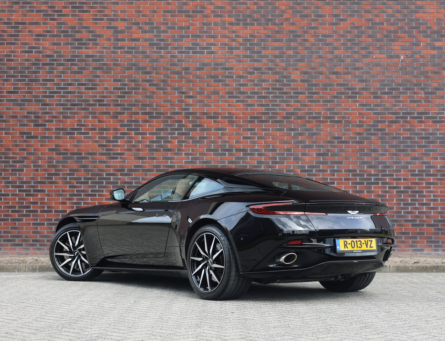 Aston Martin DB11 4.0 V8