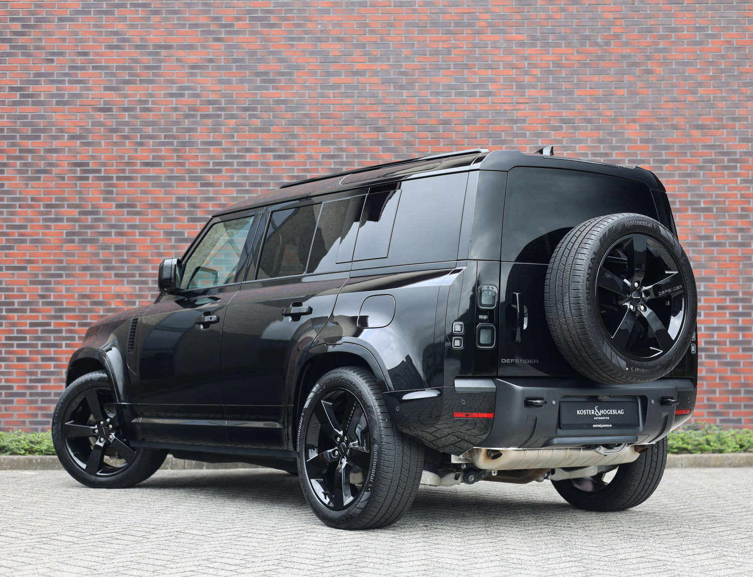 Land Rover Defender P300e X-Dynamic HSE