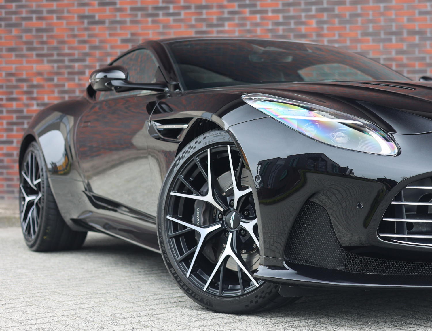 Aston Martin DB12 4.0 V8