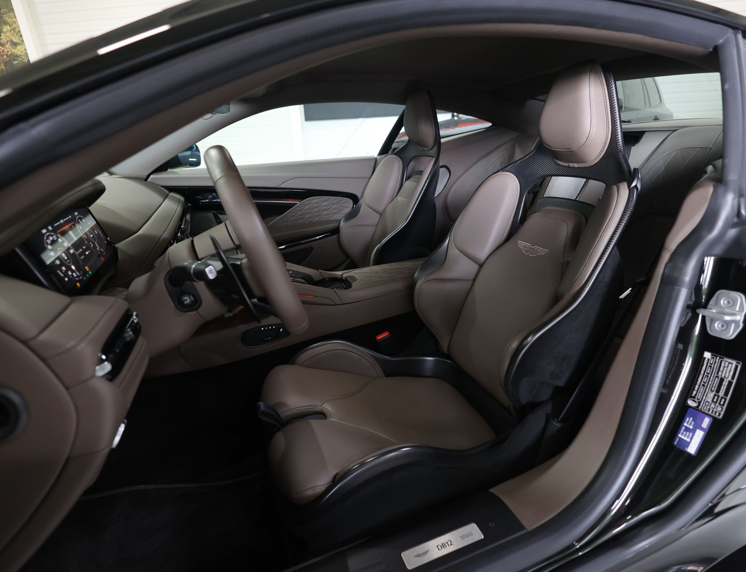 Aston Martin DB12 4.0 V8 Aston Martin DB12 4.0 V8