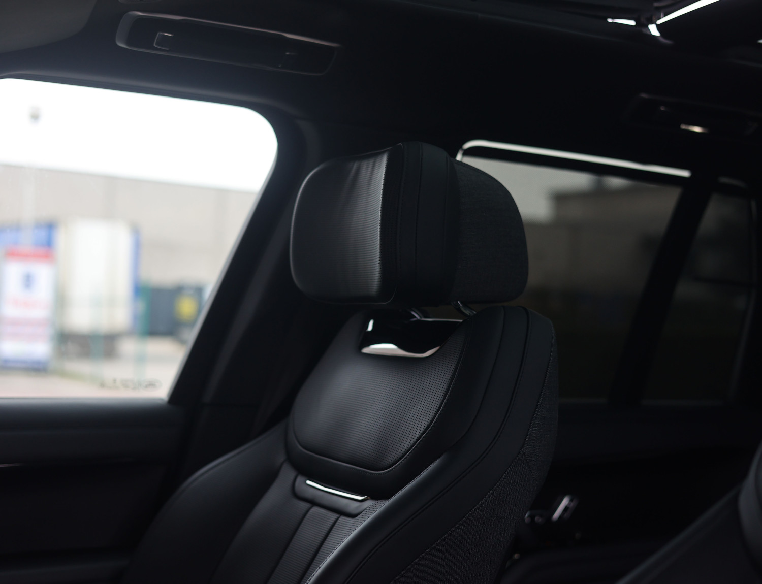 Land Rover Range Rover P550e SV