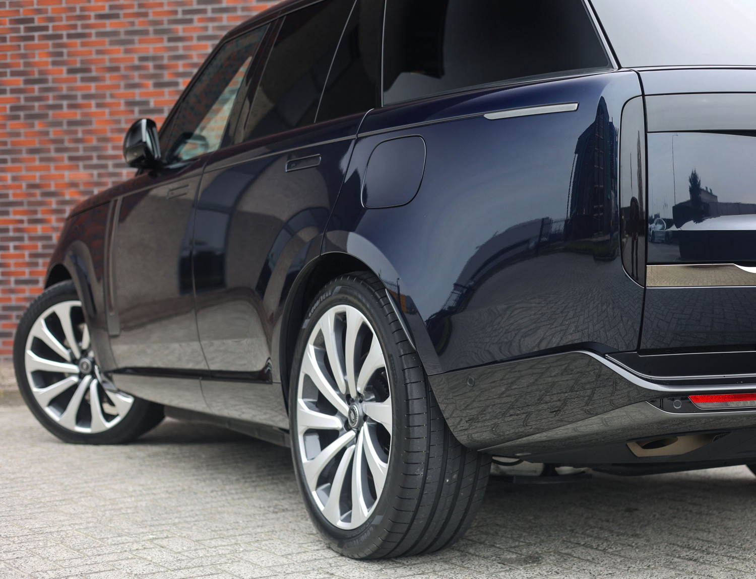 Land Rover Range Rover P550e SV