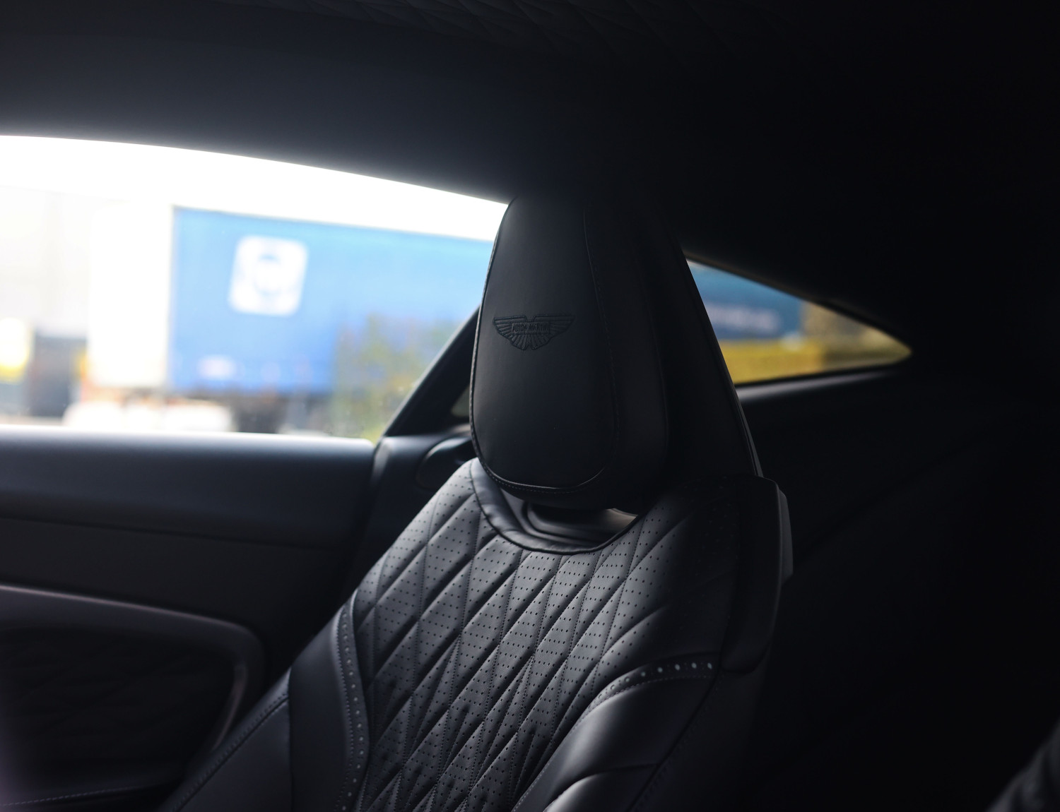 Aston Martin DB12 4.0 V8