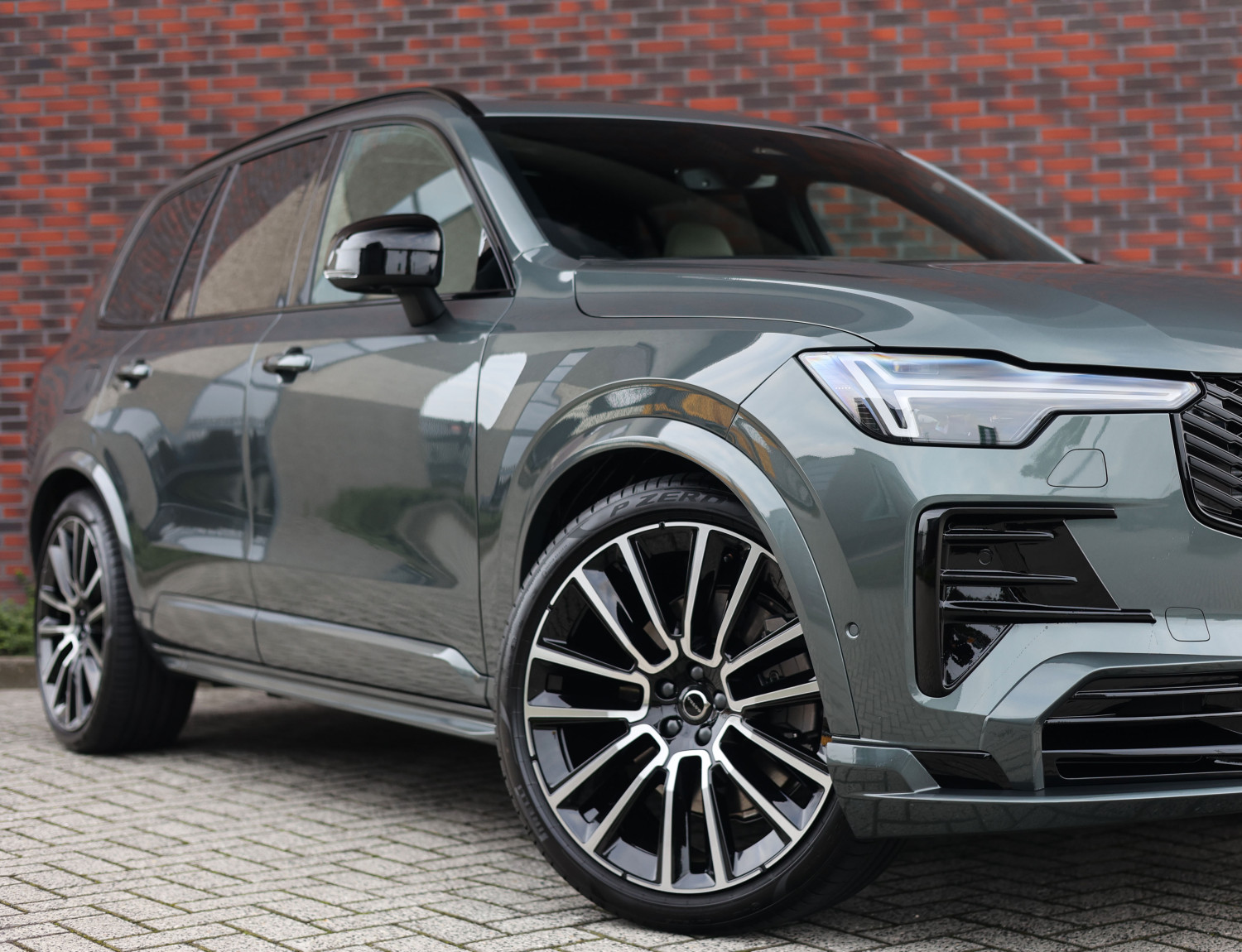 Volvo XC90 T8 AWD Ultra Dark