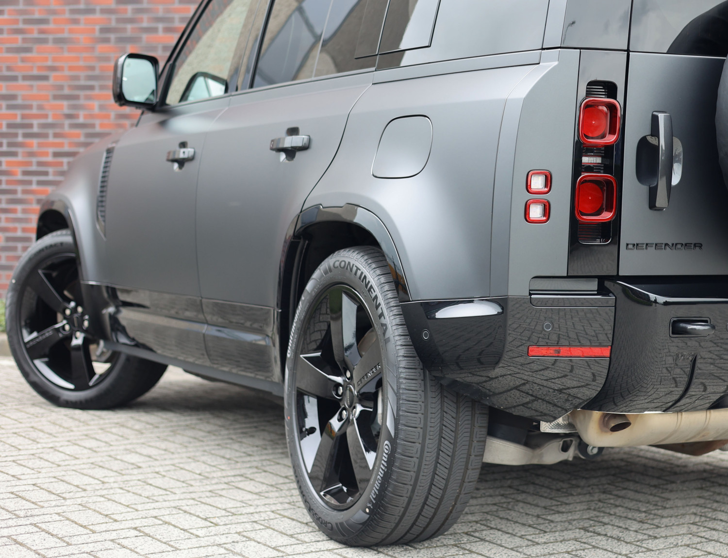 Land Rover Defender P300e X-Dynamic HSE