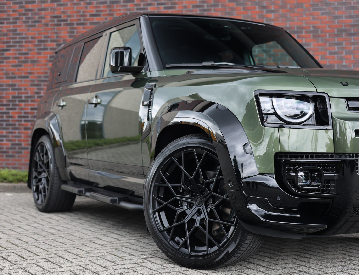 Land Rover Defender 110 P300e X-Dynamic SE