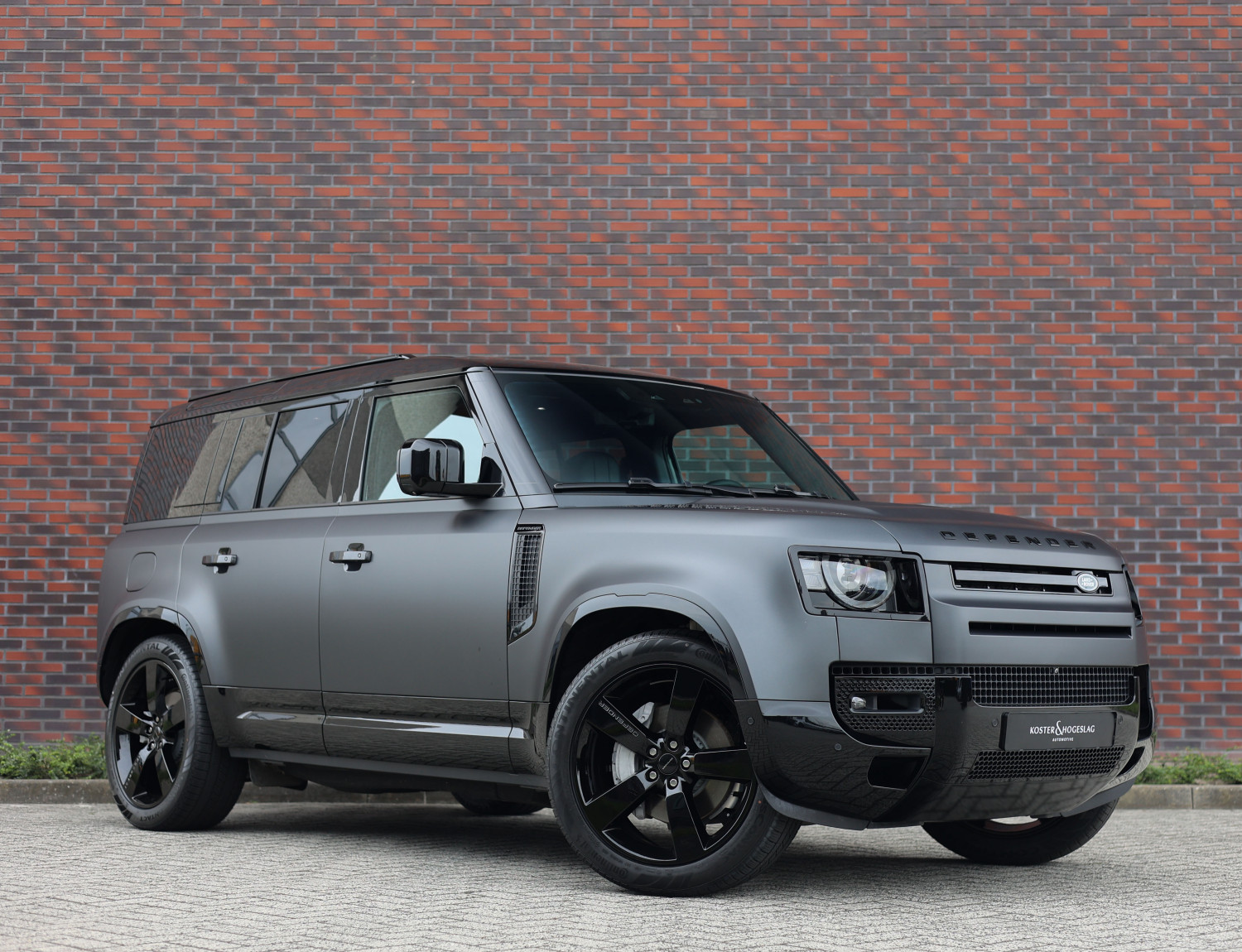 Land Rover Defender P300e X-Dynamic HSE
