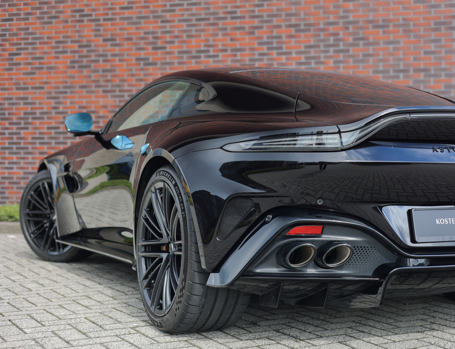 Aston Martin Vantage 4.0 V8