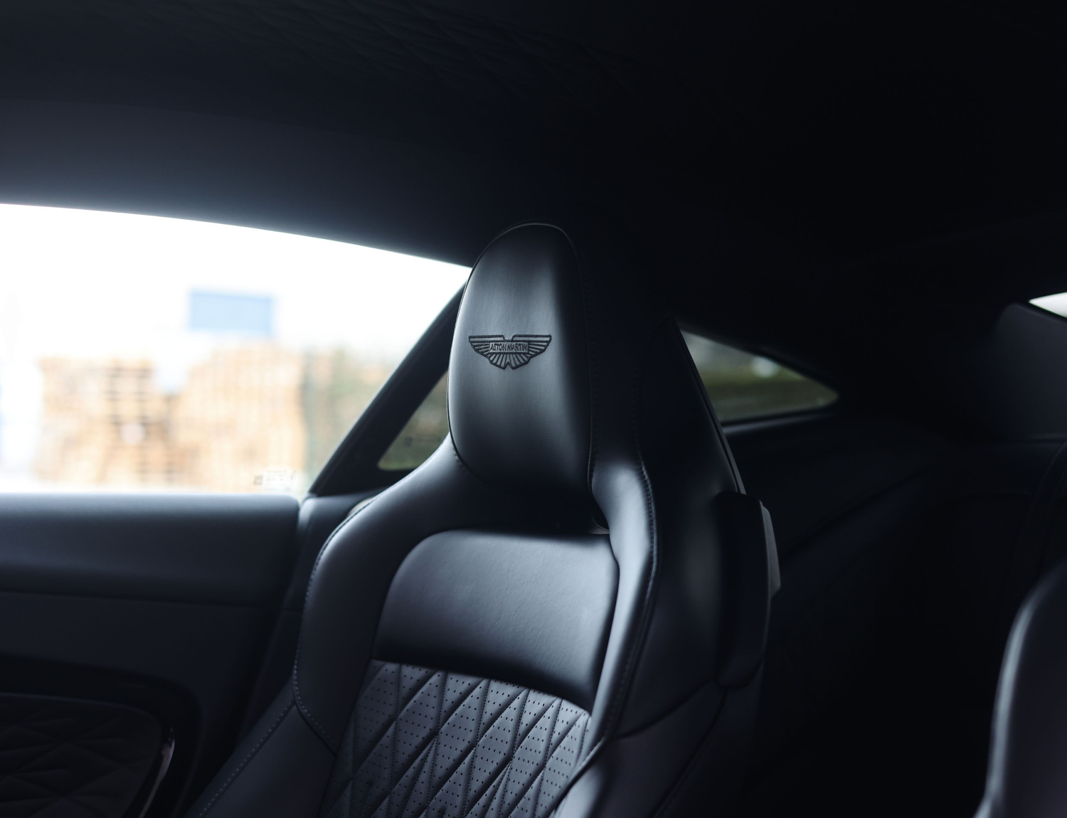 Aston Martin DB12 4.0 V8