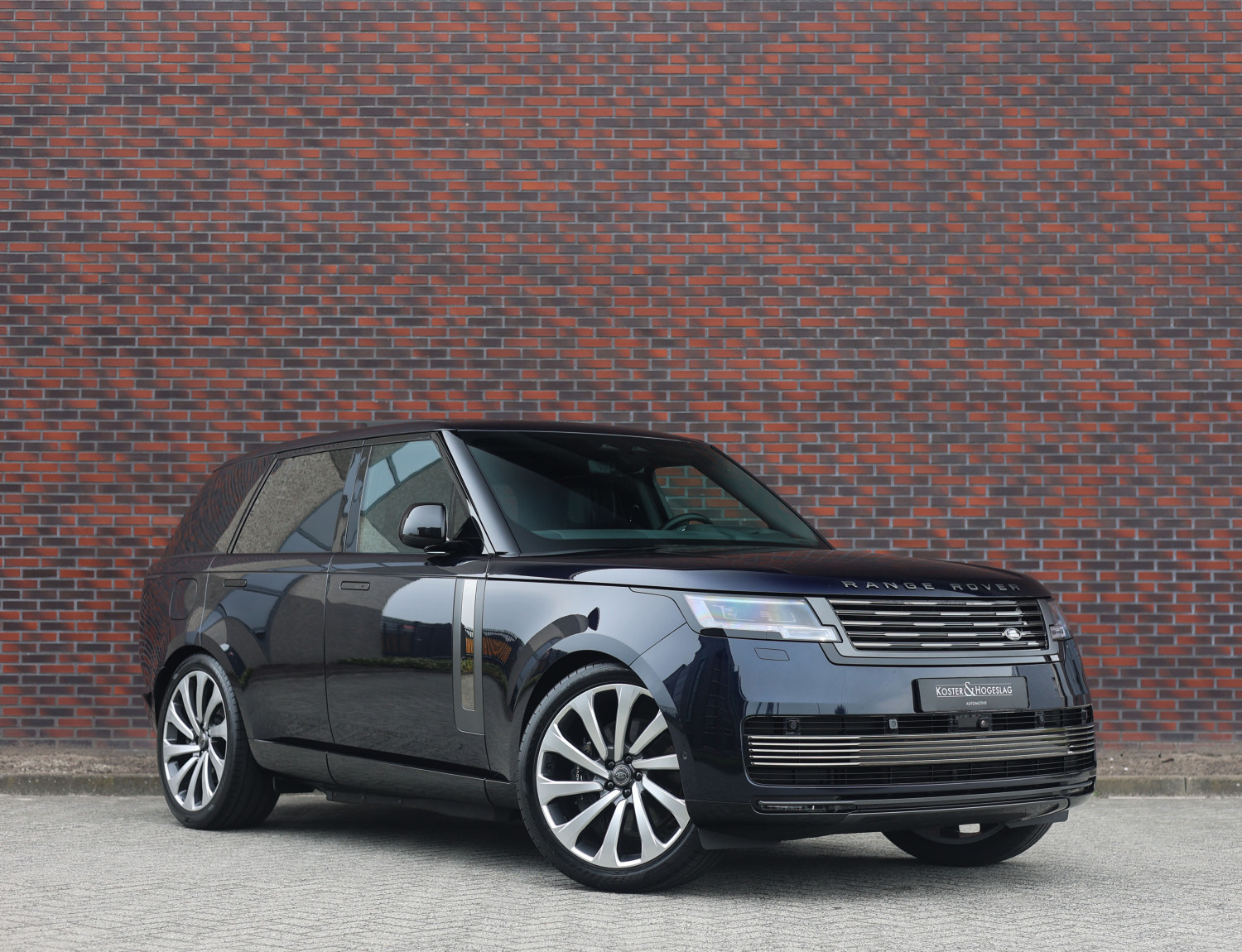 Land Rover Range Rover P550e SV