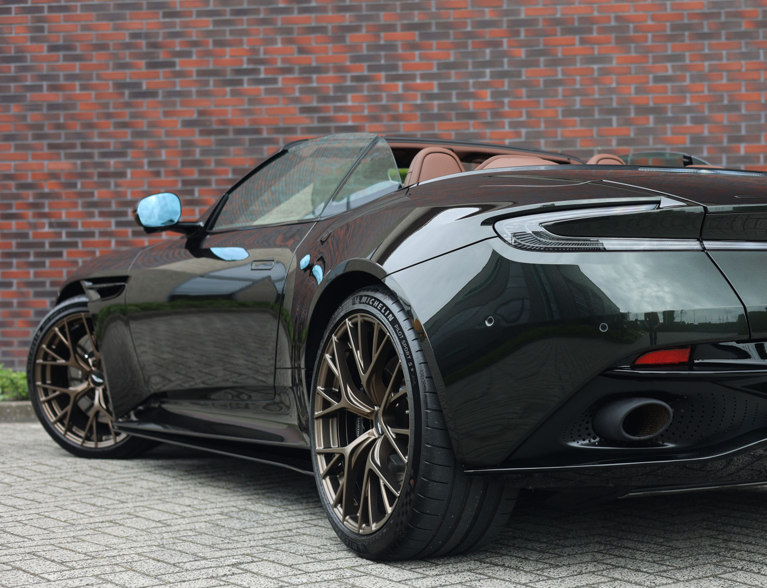 Aston Martin DB12 Volante 4.0 V8