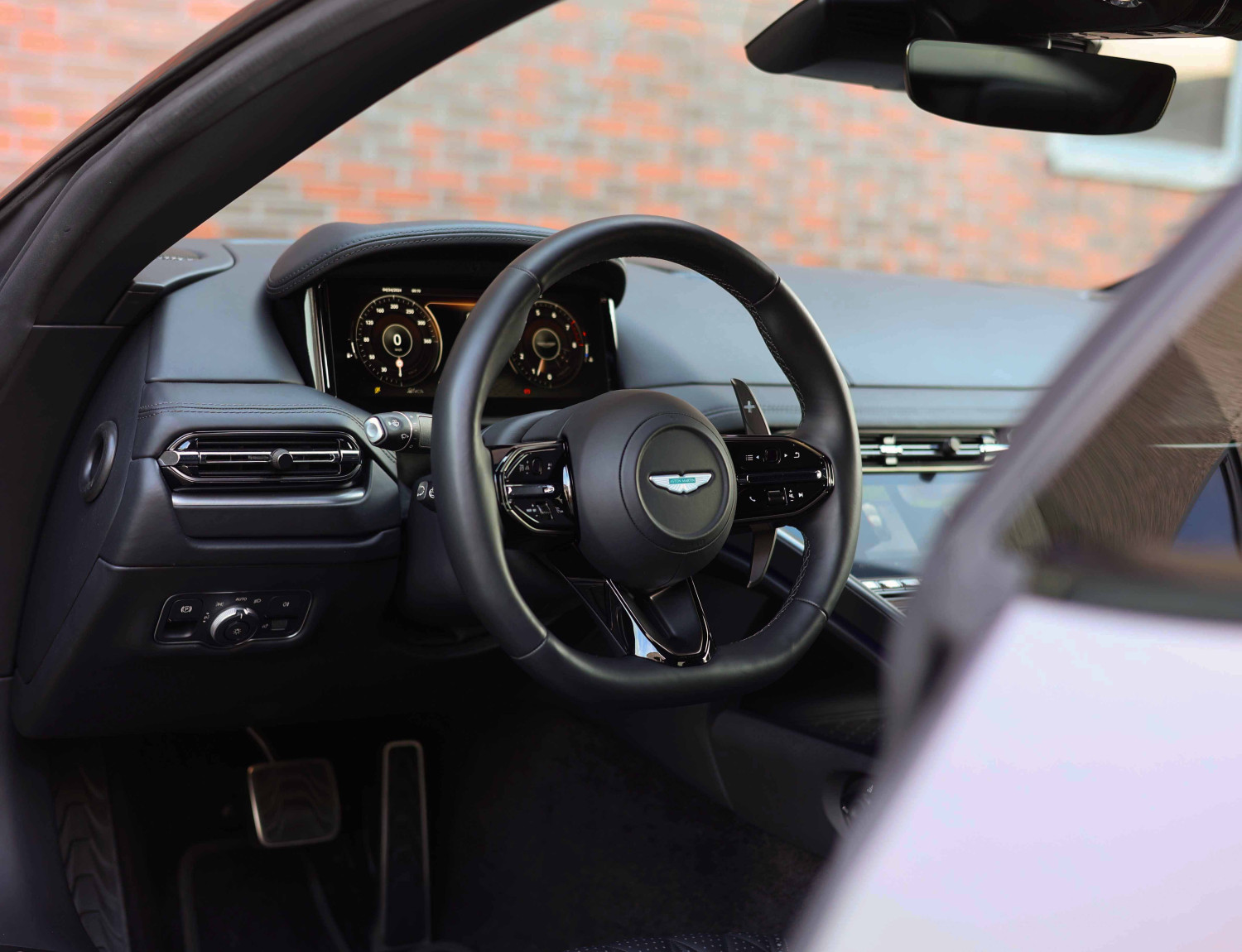 Aston Martin DB12 4.0 V8 Aston Martin DB12 4.0 V8