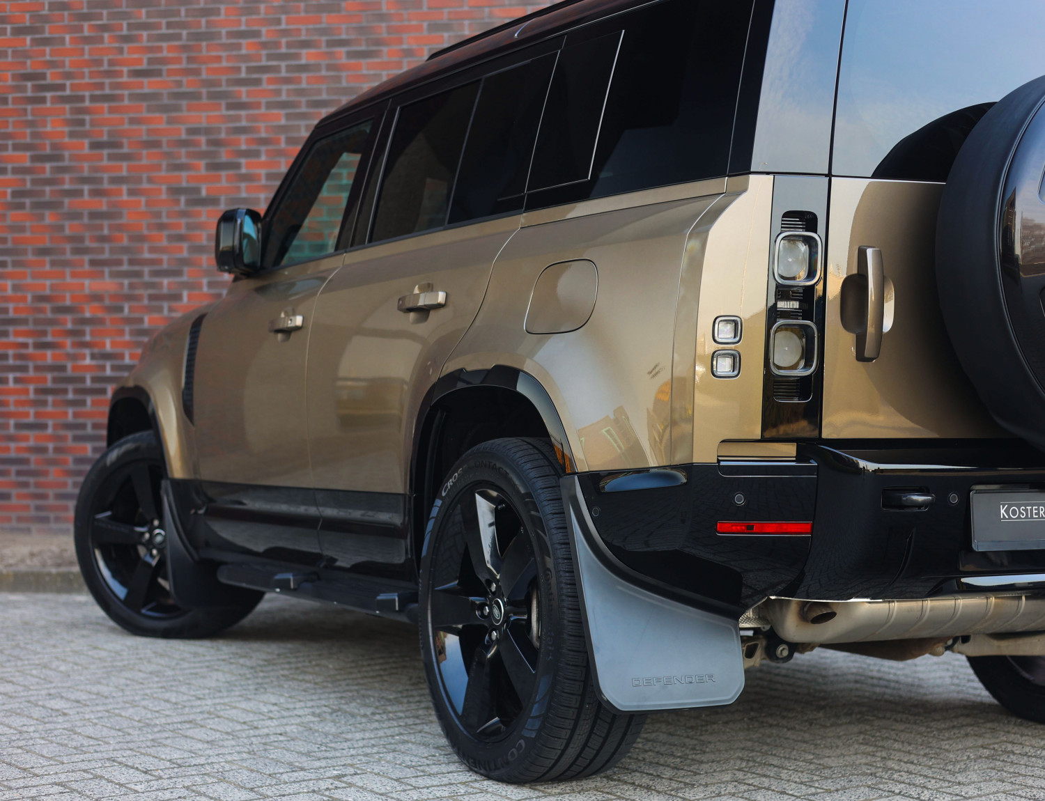 Land Rover Defender P300e X-Dynamic SE