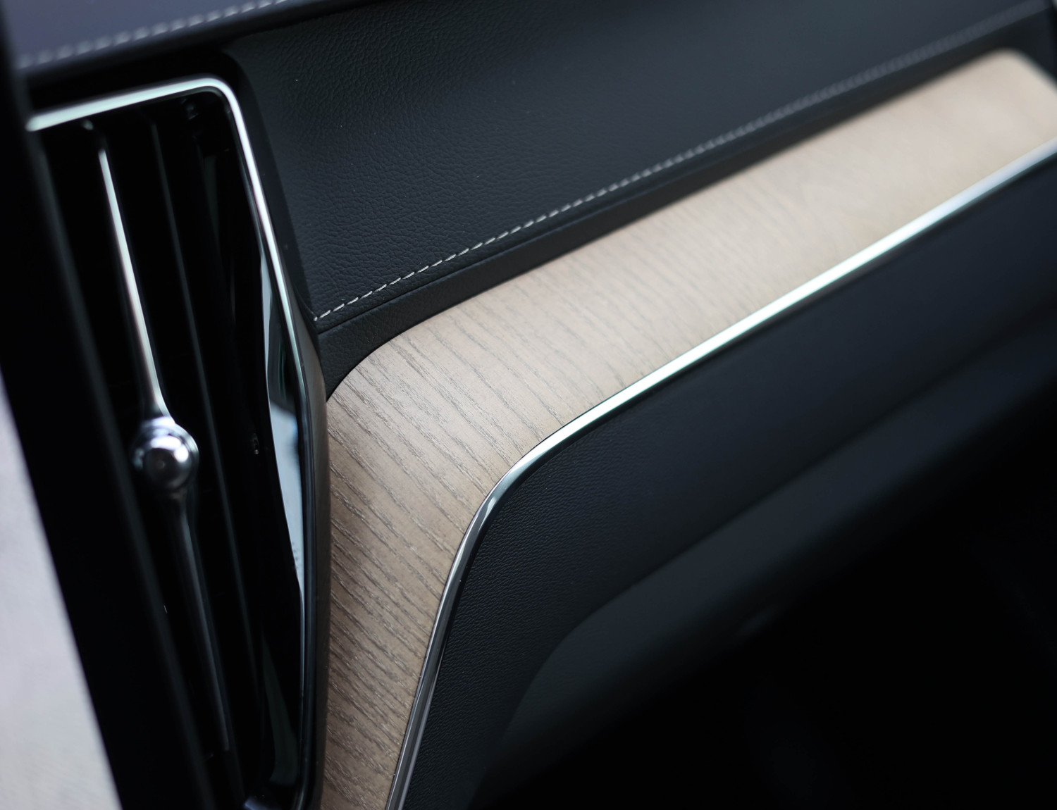 Volvo XC60 T6 AWD Ultra Dark