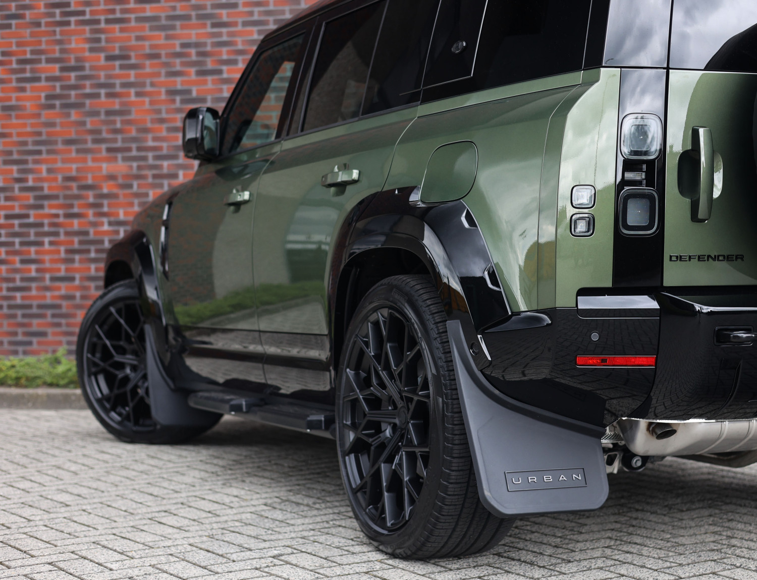 Land Rover Defender 110 P300e X-Dynamic SE
