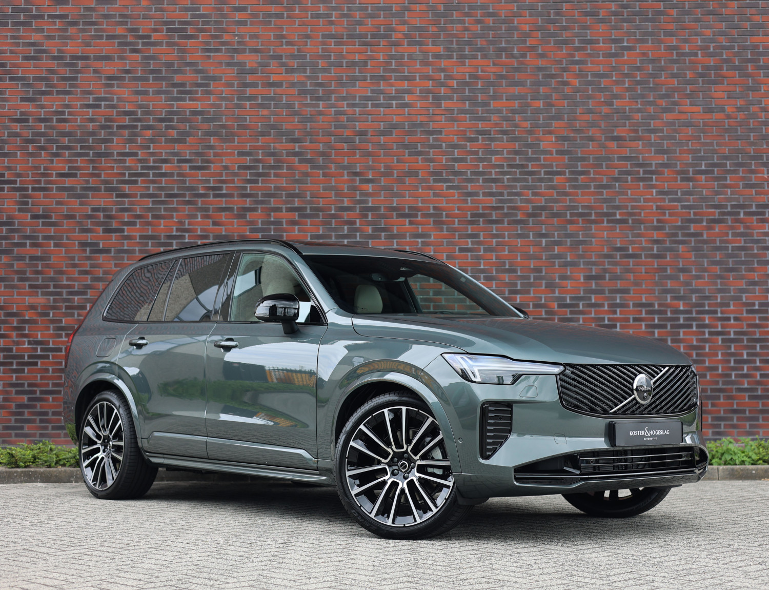 Volvo XC90 T8 AWD Ultra Dark