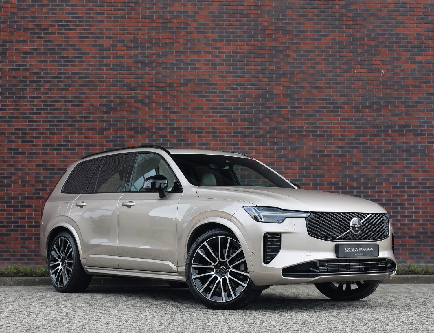 Volvo XC90 T8 AWD Ultra Dark