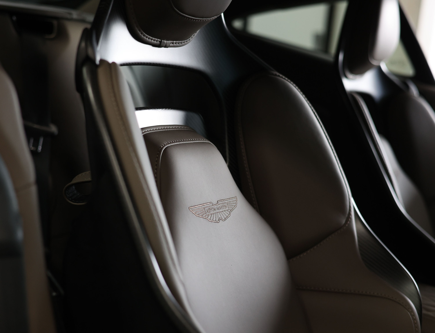 Aston Martin DB12 4.0 V8 Aston Martin DB12 4.0 V8