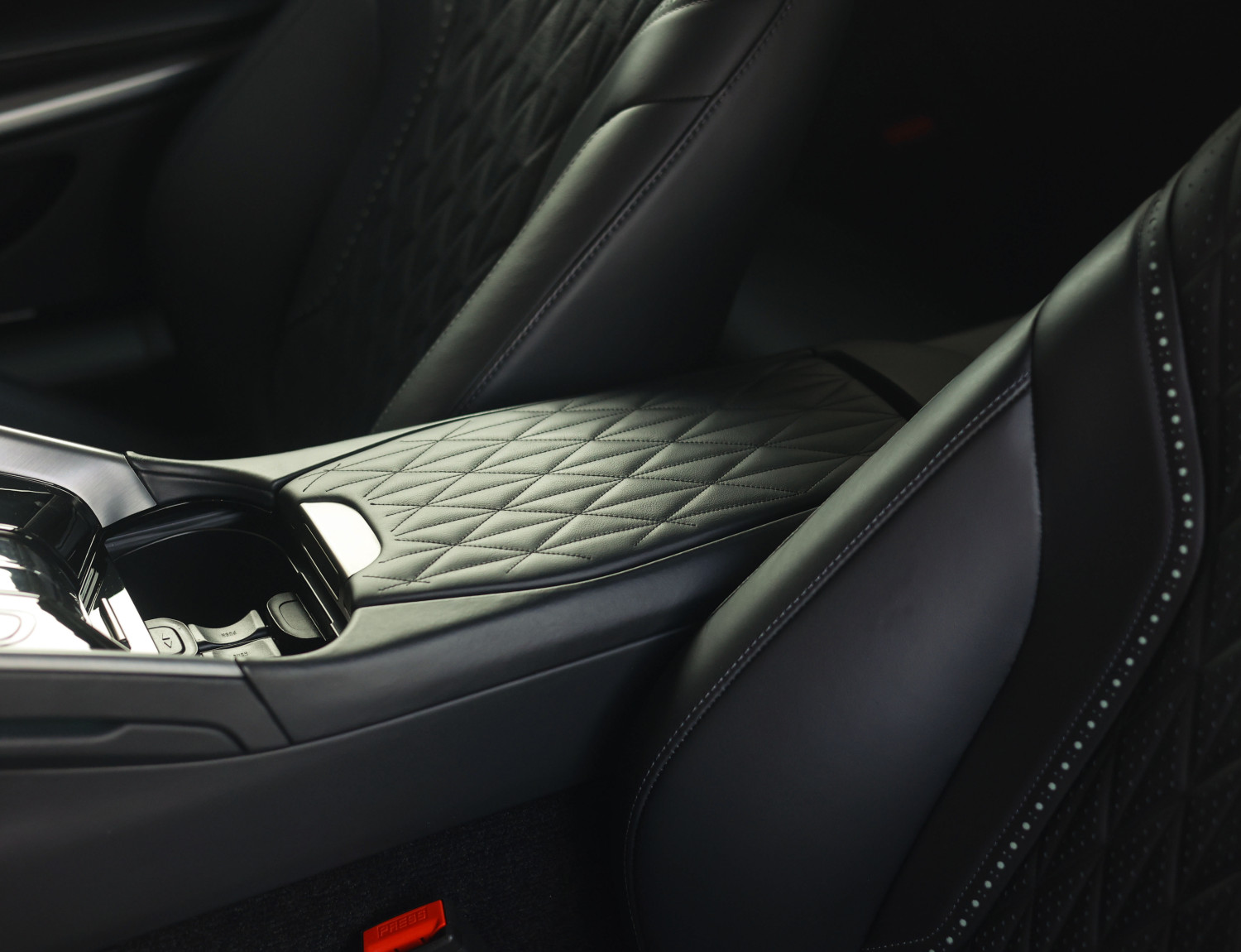 Aston Martin DB12 4.0 V8