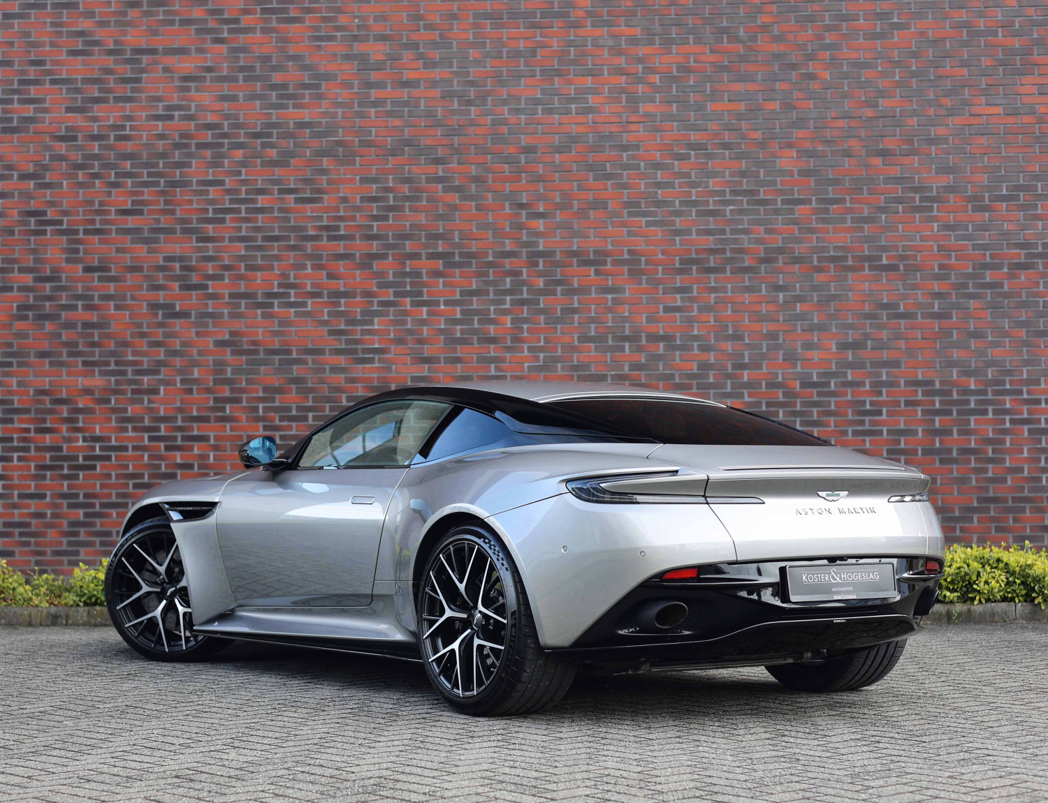 Aston Martin DB12 4.0 V8