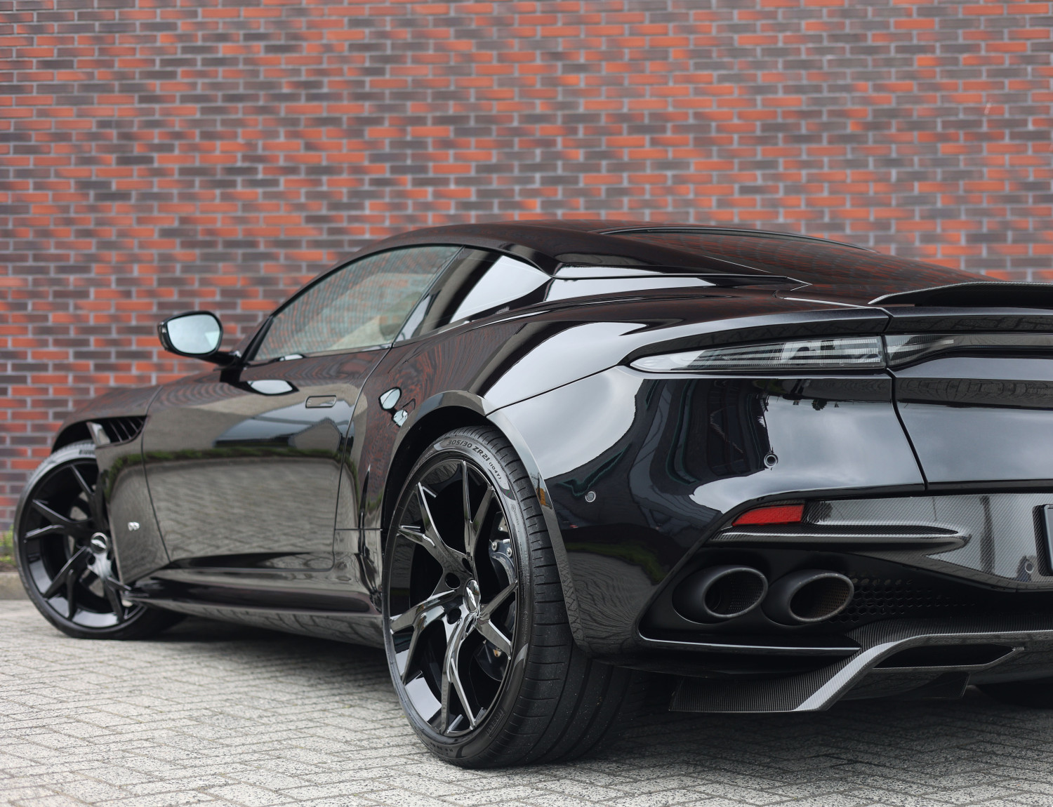 Aston Martin DBS 5.2 V12 Superleggera
