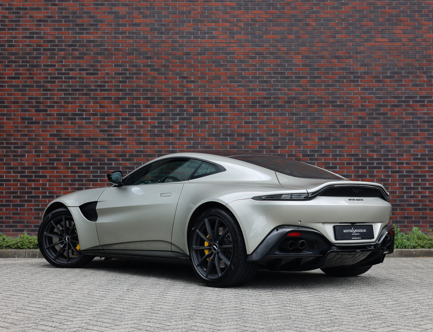 Aston Martin Vantage 4.0 V8