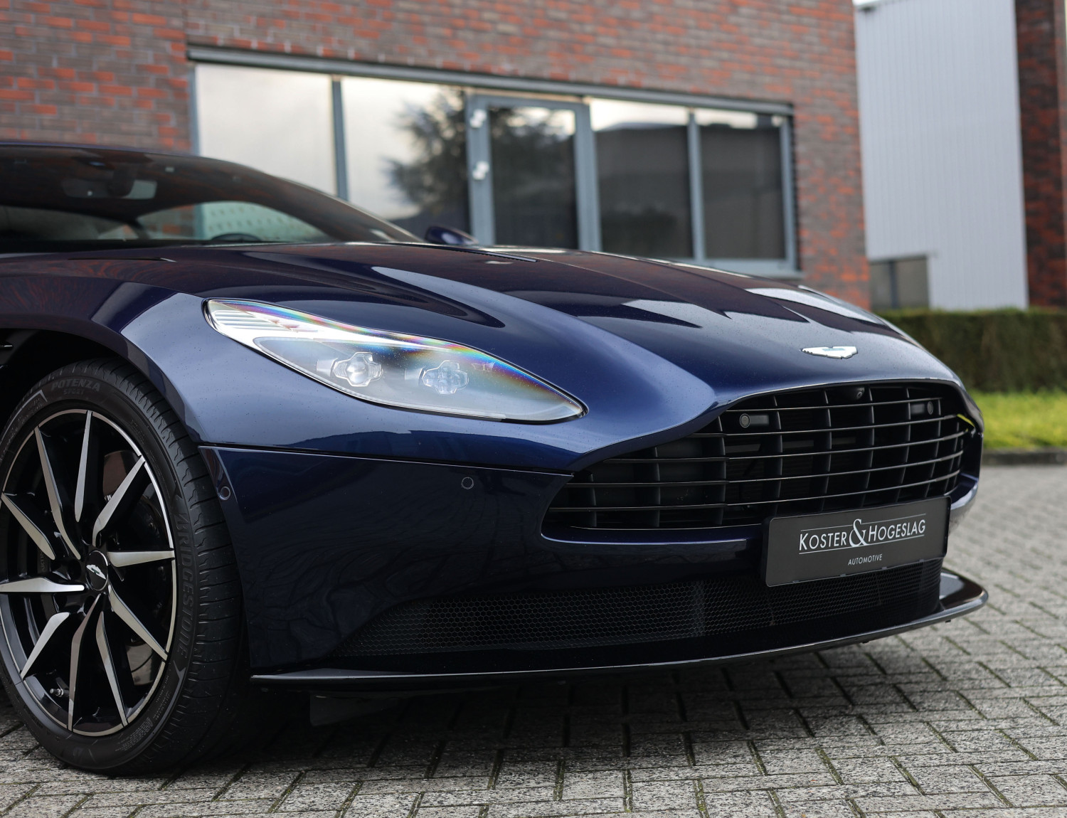 Aston Martin DB11 5.2 V12