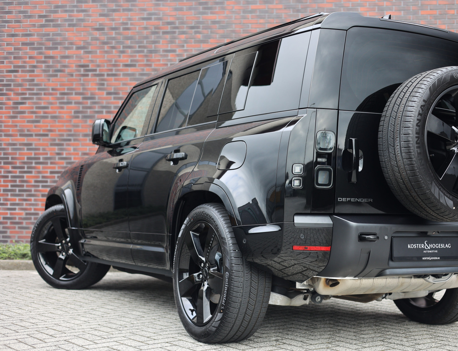 Land Rover Defender P300e X-Dynamic HSE