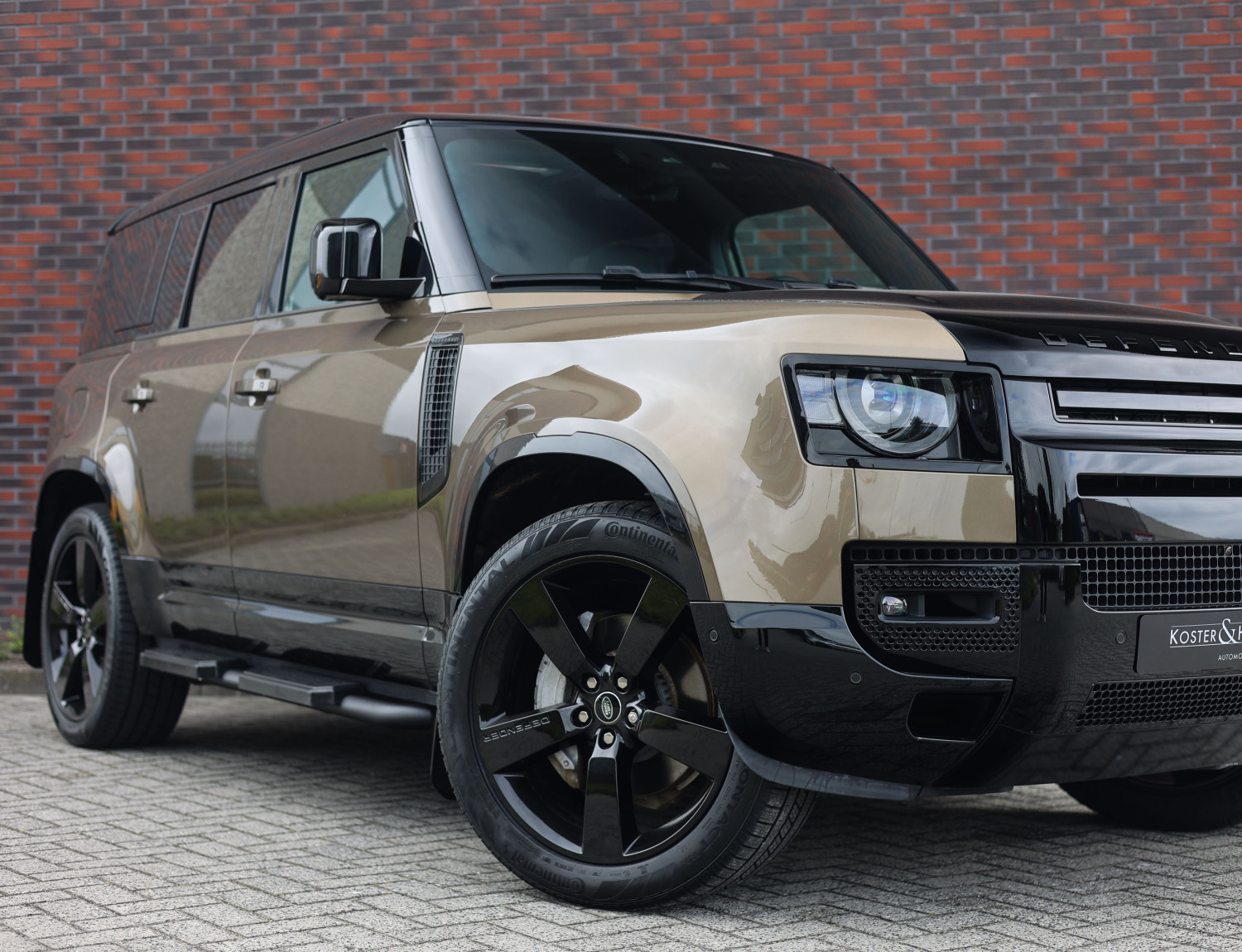 Land Rover Defender P300e X-Dynamic SE