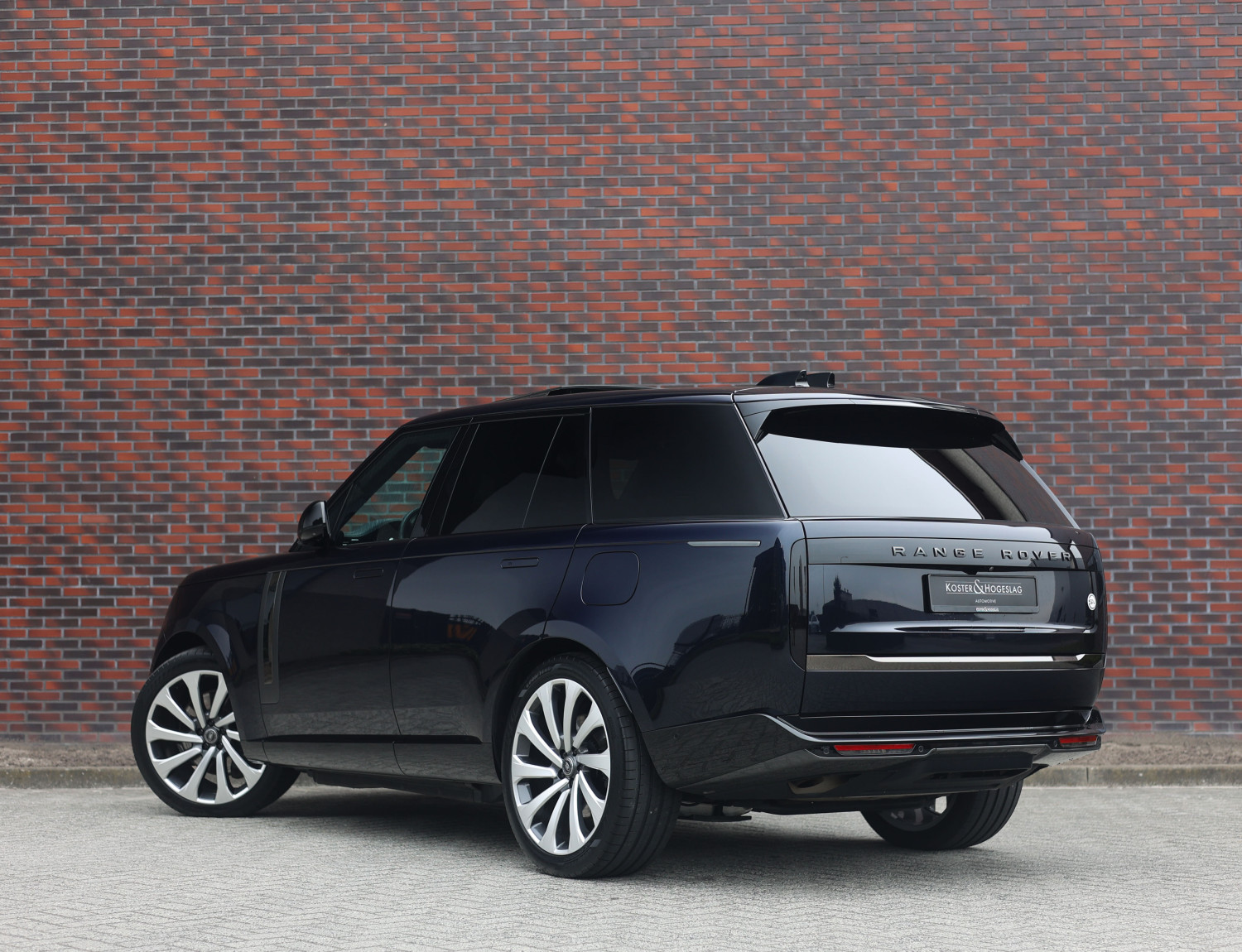 Land Rover Range Rover P550e SV