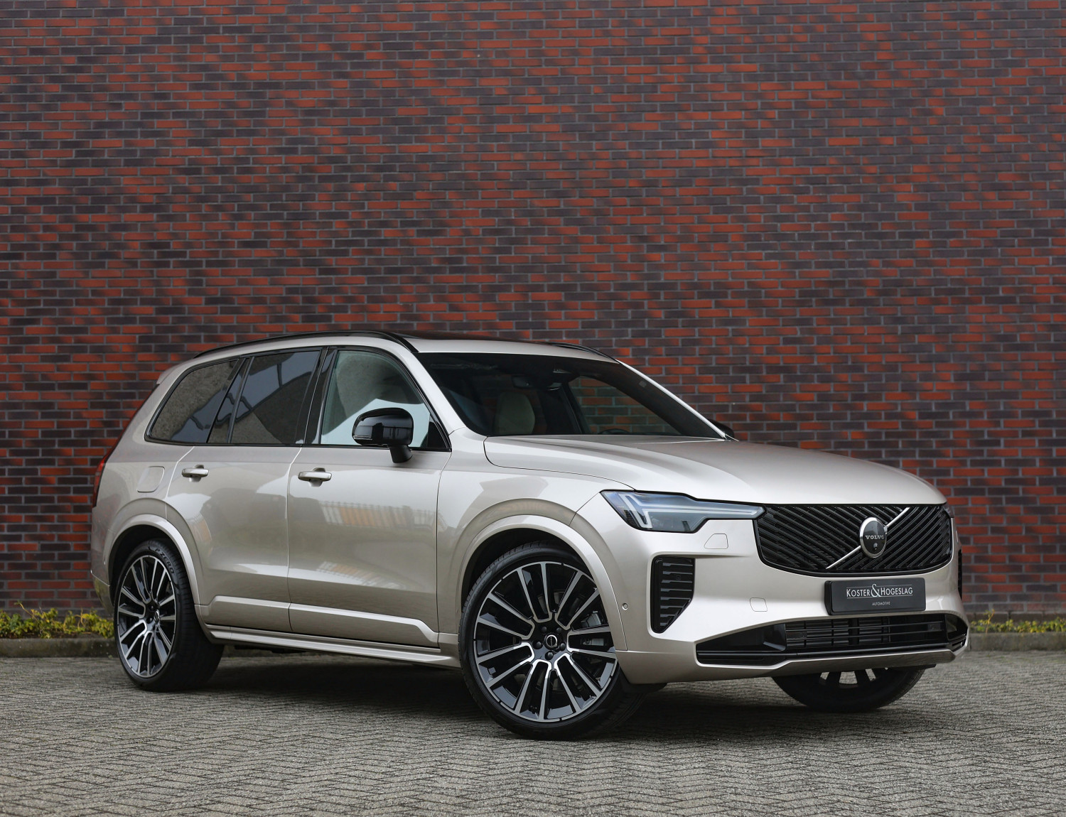 Volvo XC90 T8 AWD Ultra Dark