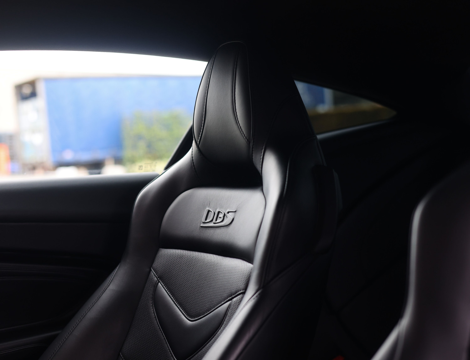 Aston Martin DBS 5.2 V12 Superleggera