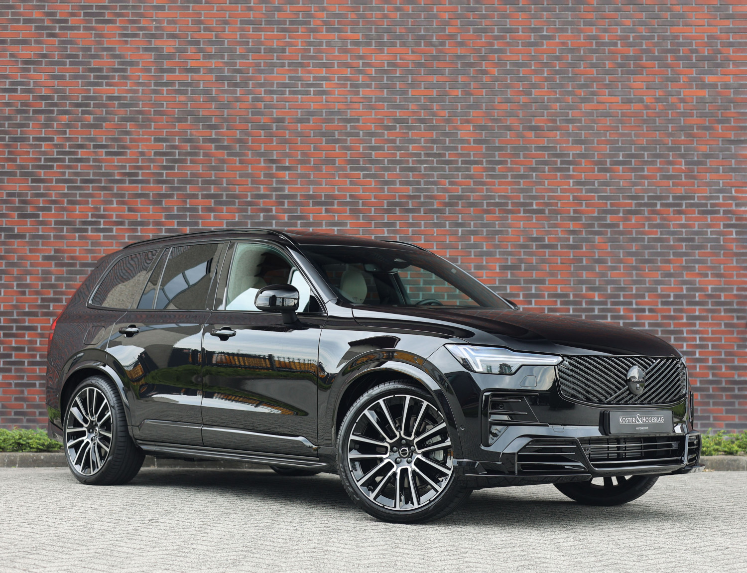 Volvo XC90 T8 AWD Ultra Dark