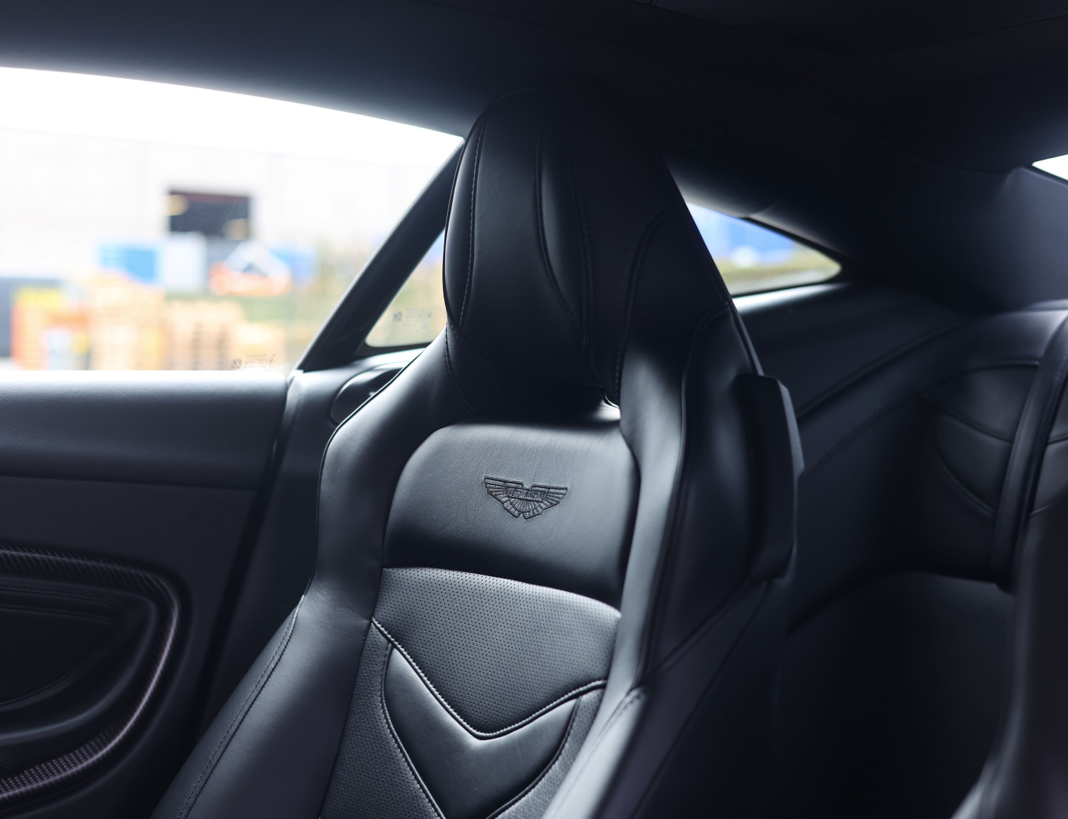 Aston Martin DBS 5.2 V12 Superleggera