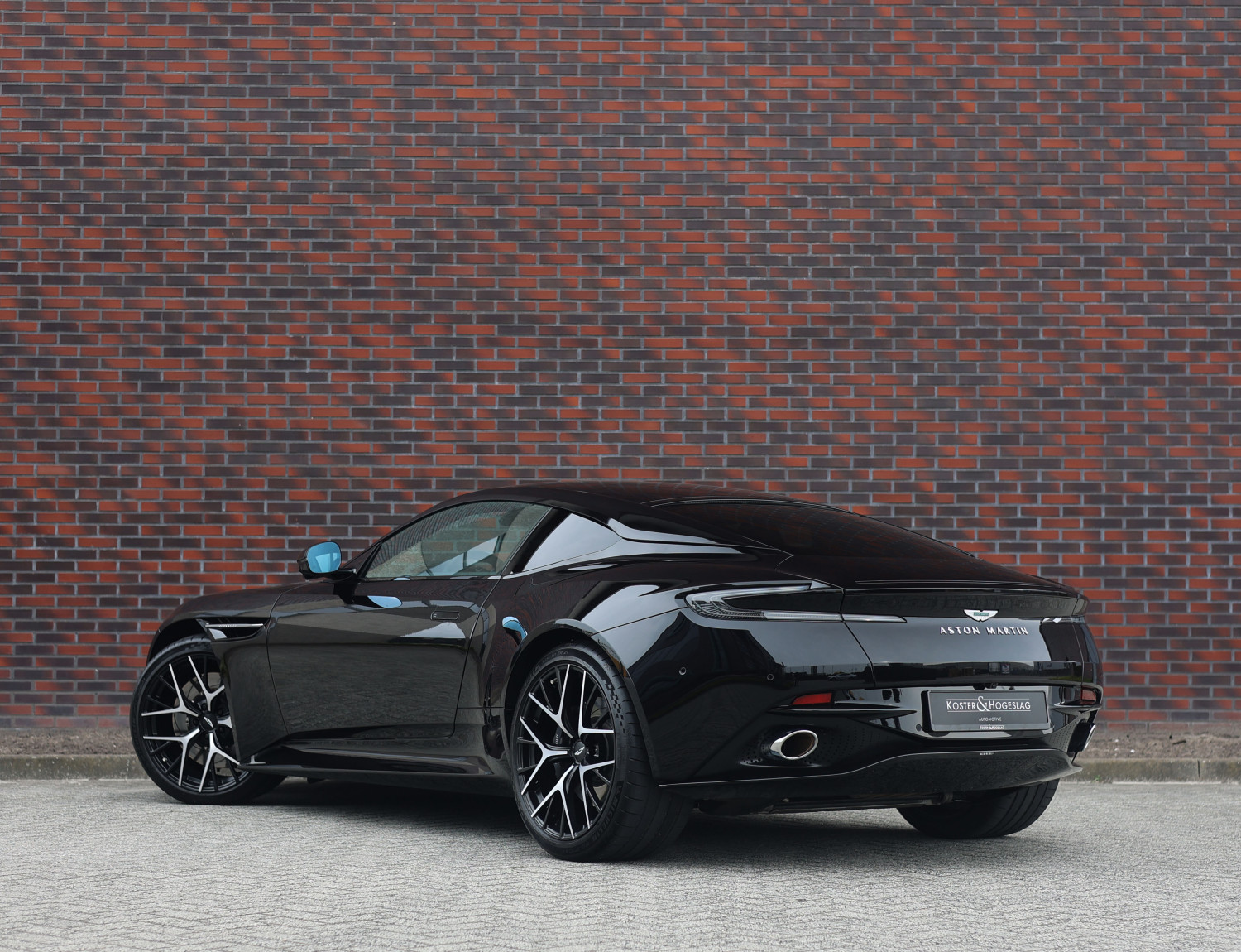 Aston Martin DB12 4.0 V8