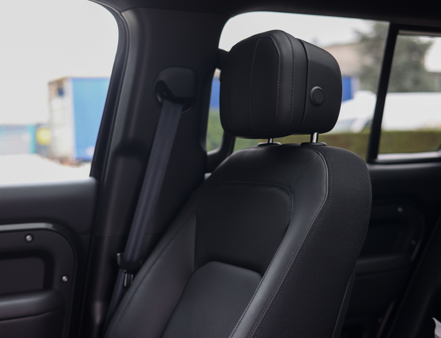 Land Rover Defender P300e X-Dynamic HSE