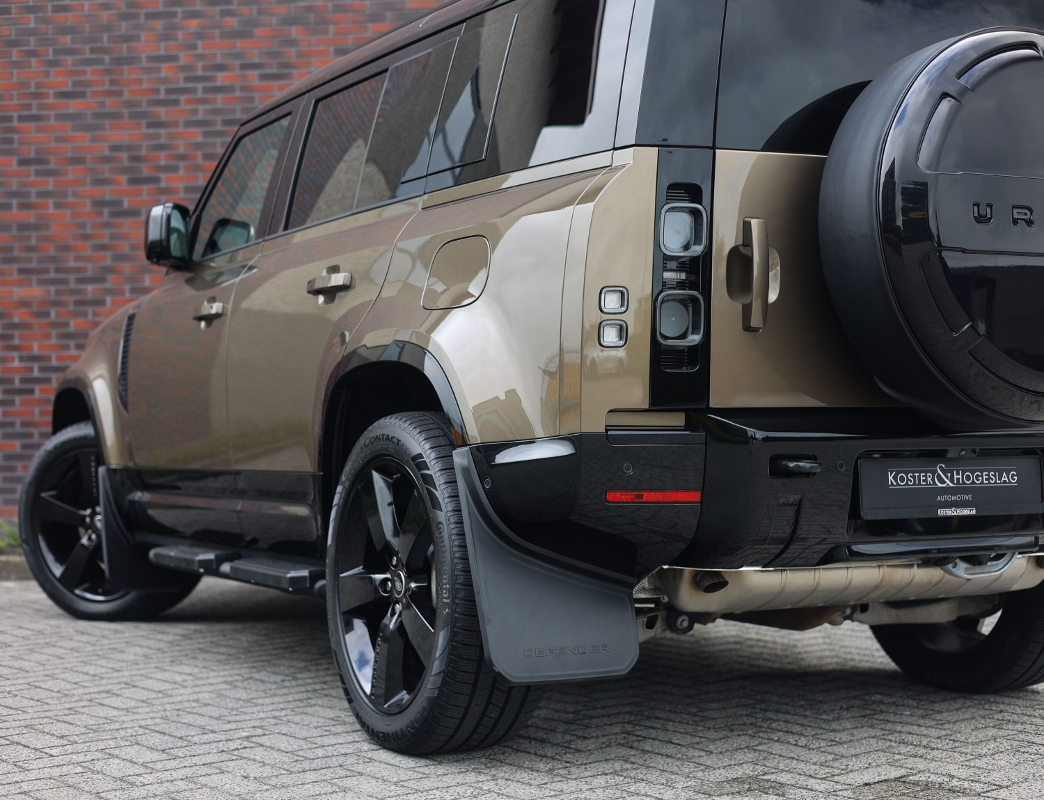 Land Rover Defender P300e X-Dynamic SE
