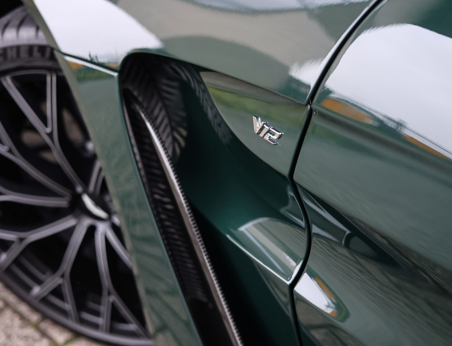 Aston Martin Vantage 5.2 V12