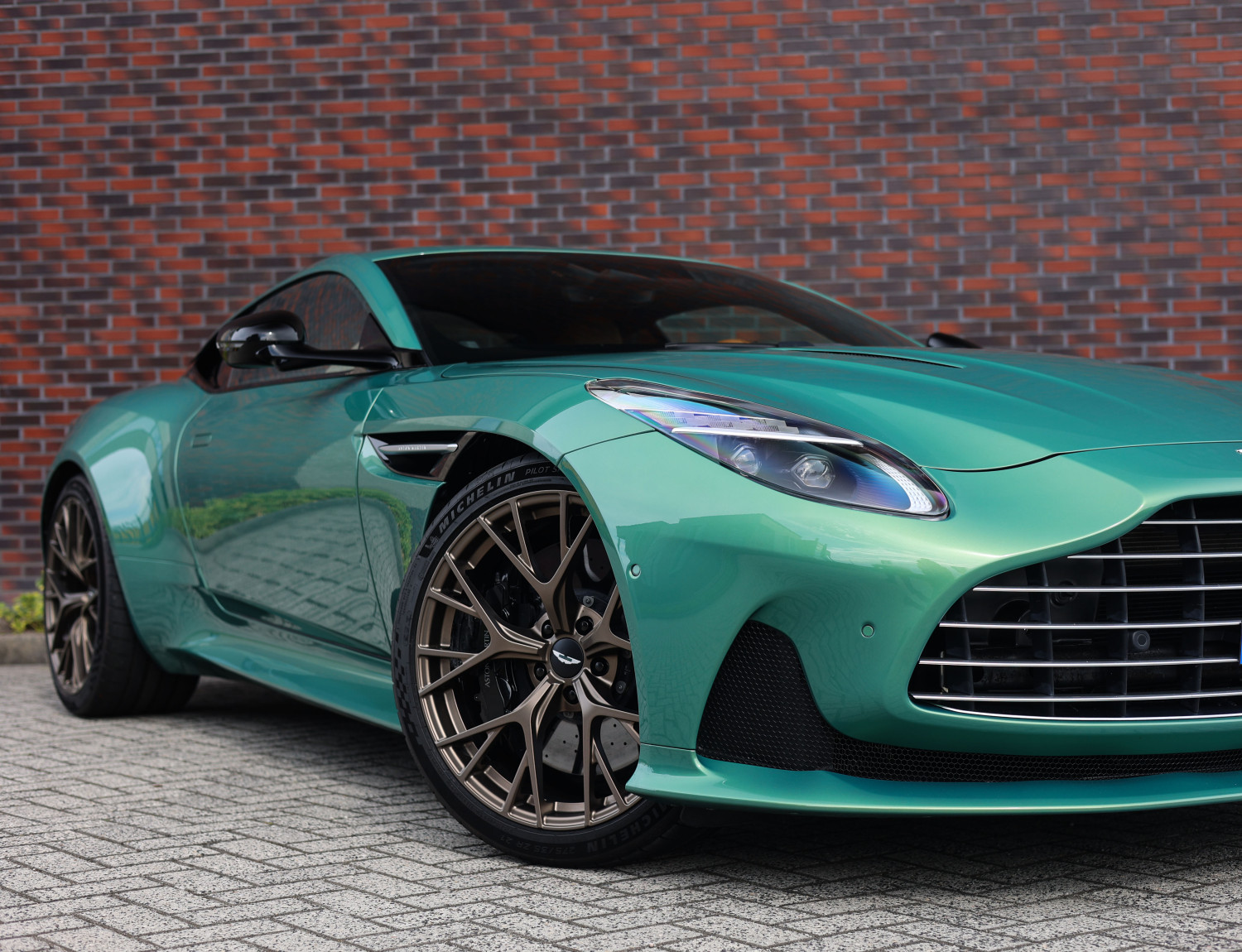 Aston Martin DB12 4.0 V8 Aston Martin DB12 4.0 V8