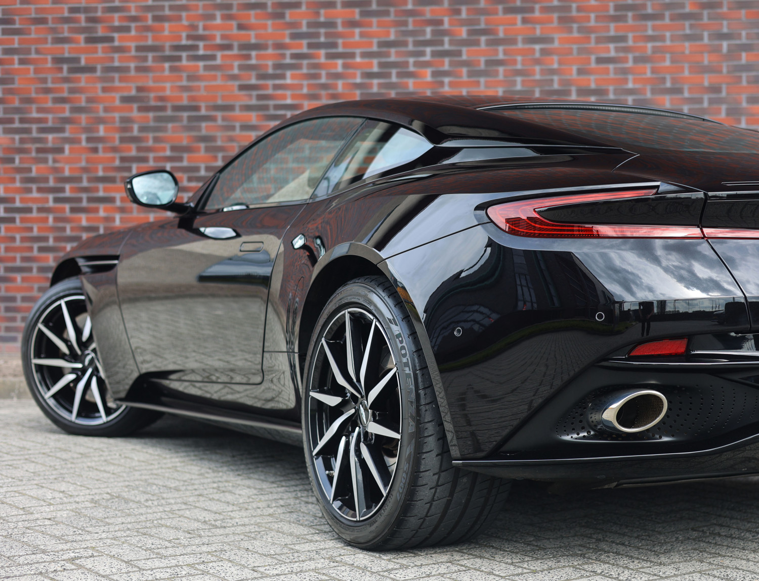 Aston Martin DB11 4.0 V8